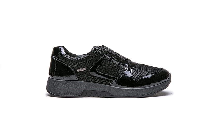 נעלי נשים שחורות בסגנון סניקרס עם גימור לכה