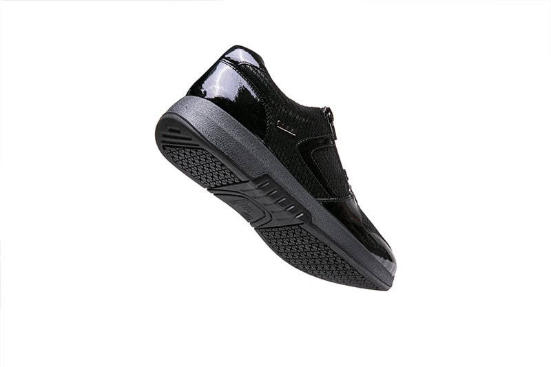 נעלי נשים שחורות בסגנון סניקרס עם גימור לכה