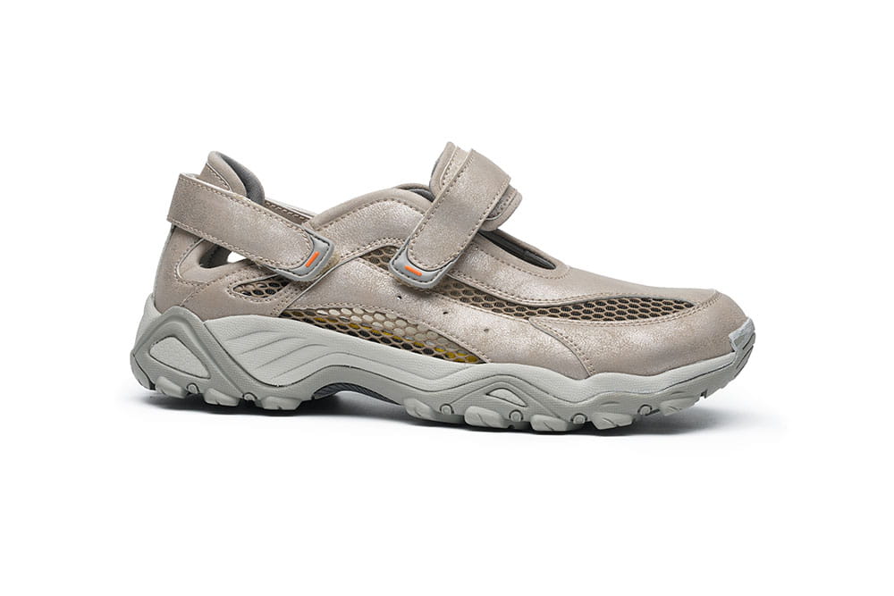 סנדלי נשים מעור עם רצועות סקוץ׳ וסוליה מונעת החלקה