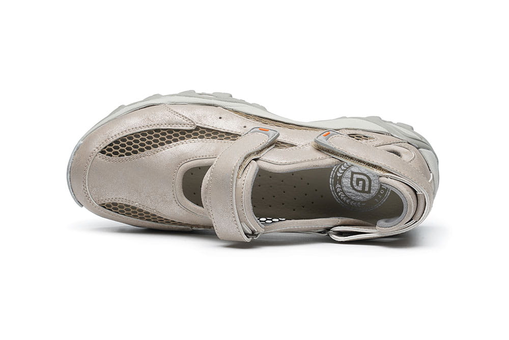 סנדלי נשים מעור עם רצועות סקוץ׳ וסוליה מונעת החלקה