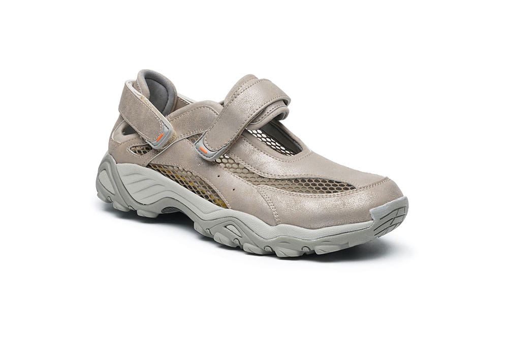 סנדלי נשים מעור עם רצועות סקוץ׳ וסוליה מונעת החלקה