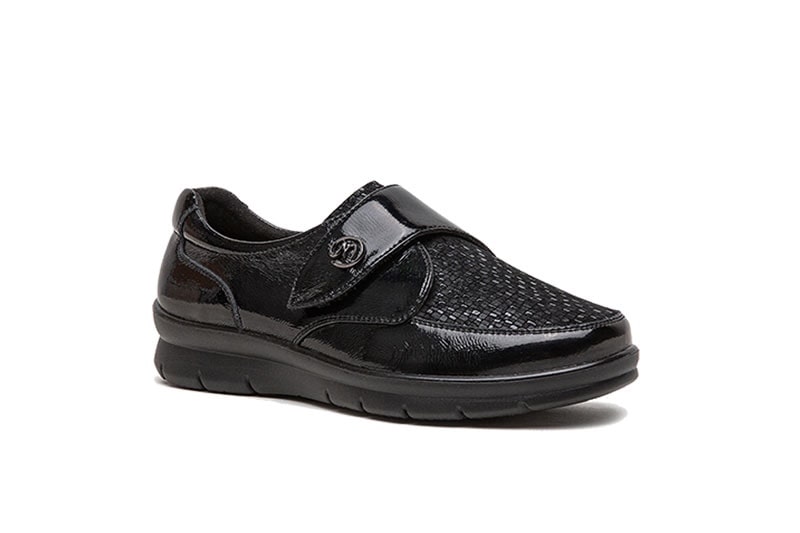 נעלי נשים שחורות רחבות מעור לכה עם סקוץ׳