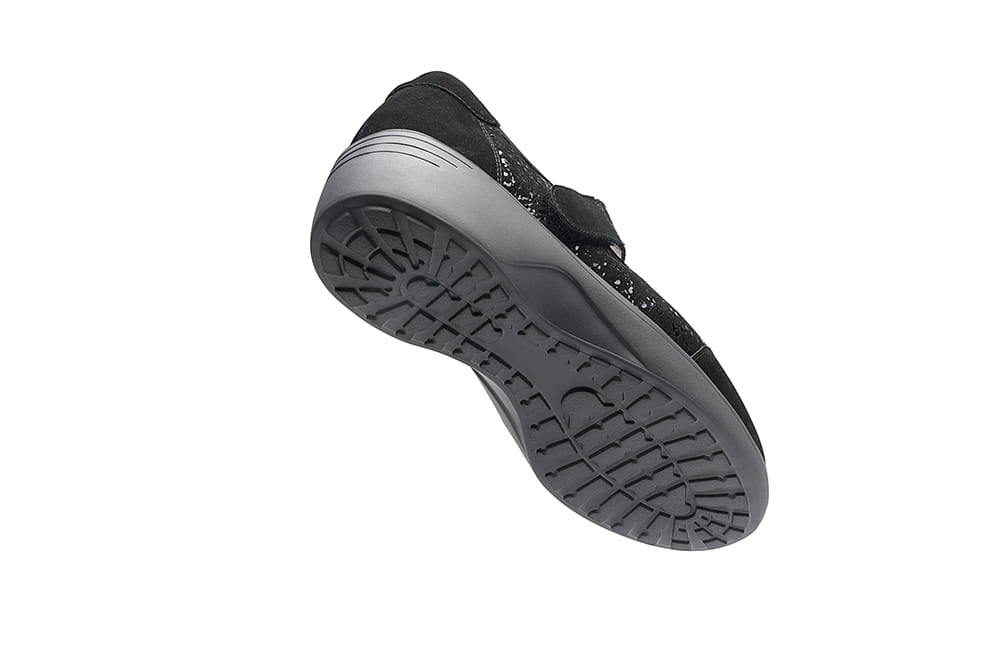 נעלי נוחות לנשים מעור עם סקוץ׳ ברוחב רחב