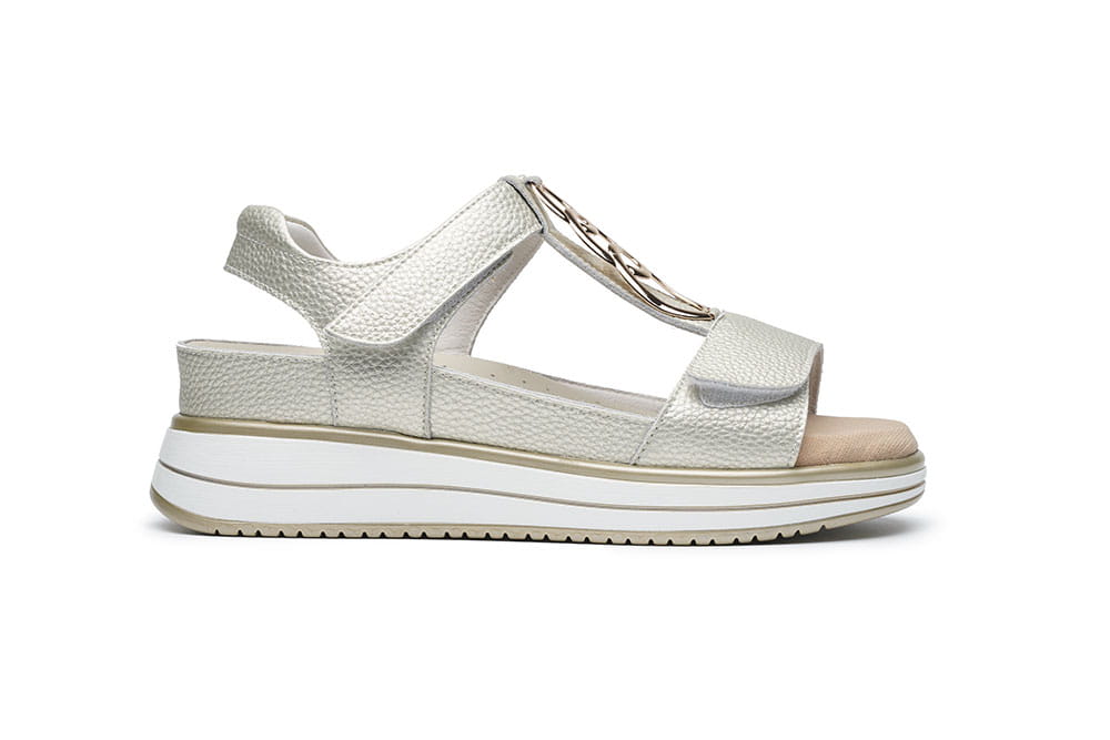 סנדלי נשים מעור עם רצועות סקוץ׳ וסוליה קלה במיוחד