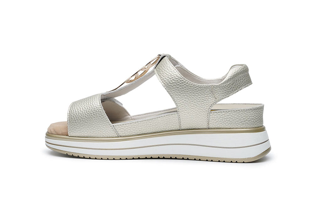 סנדלי נשים מעור עם רצועות סקוץ׳ וסוליה קלה במיוחד