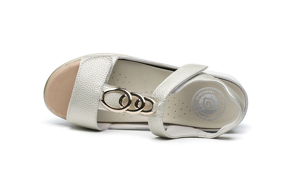 סנדלי נשים מעור עם רצועות סקוץ׳ וסוליה קלה במיוחד