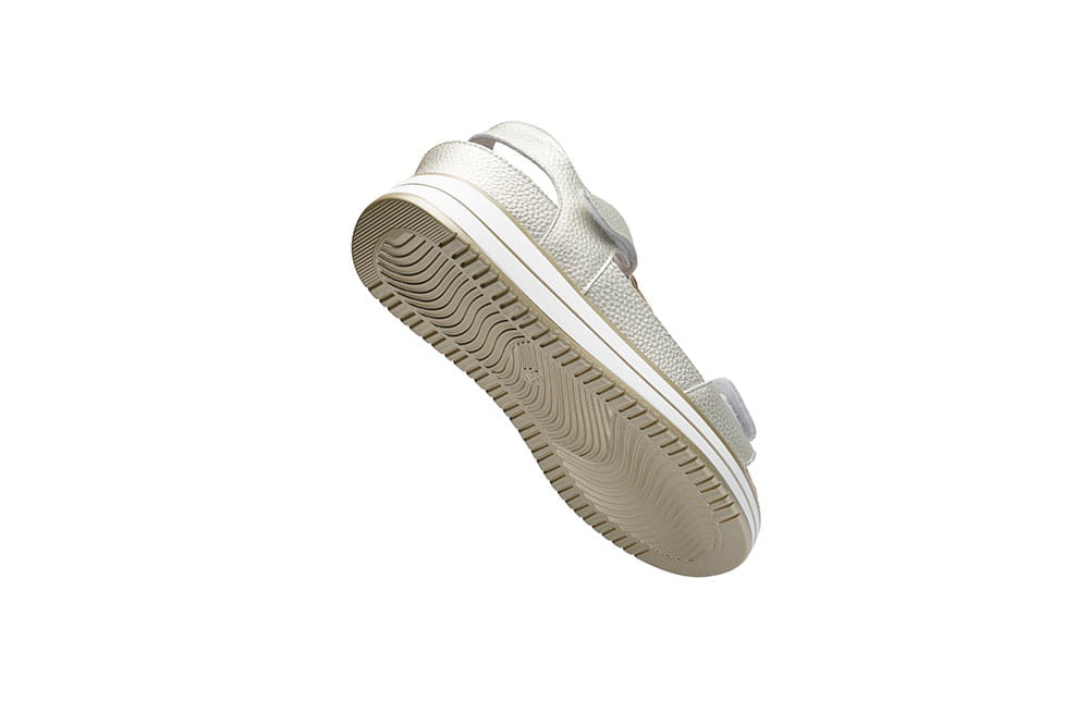 סנדלי נשים מעור עם רצועות סקוץ׳ וסוליה קלה במיוחד