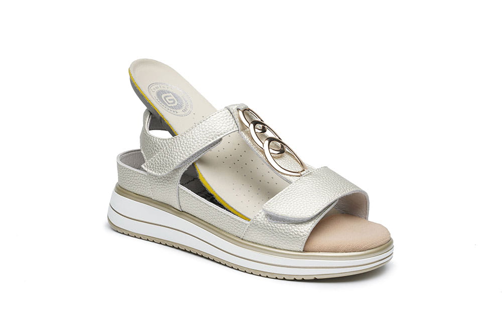 סנדלי נשים מעור עם רצועות סקוץ׳ וסוליה קלה במיוחד