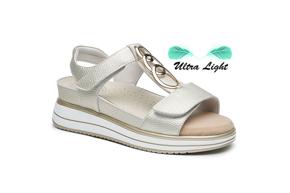 סנדלי נשים מעור עם רצועות סקוץ׳ וסוליה קלה במיוחד