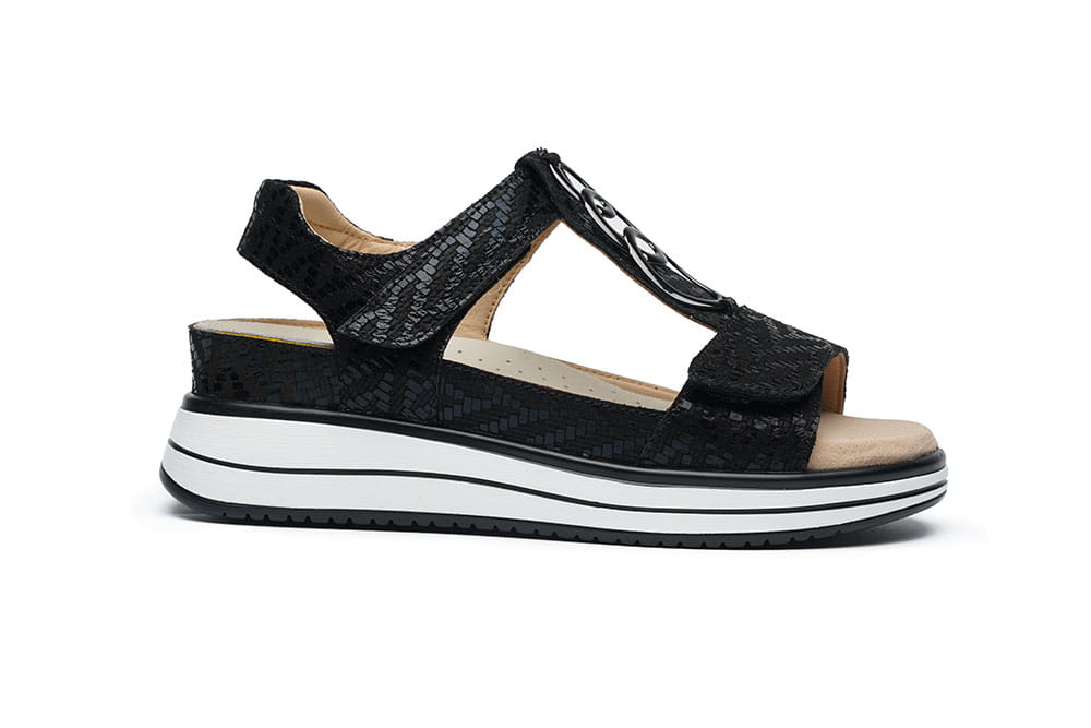 סנדלי נשים מעור עם רצועות סקוץ׳ וסוליה קלה במיוחד