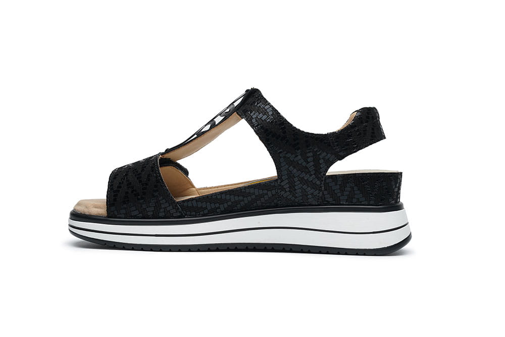 סנדלי נשים מעור עם רצועות סקוץ׳ וסוליה קלה במיוחד