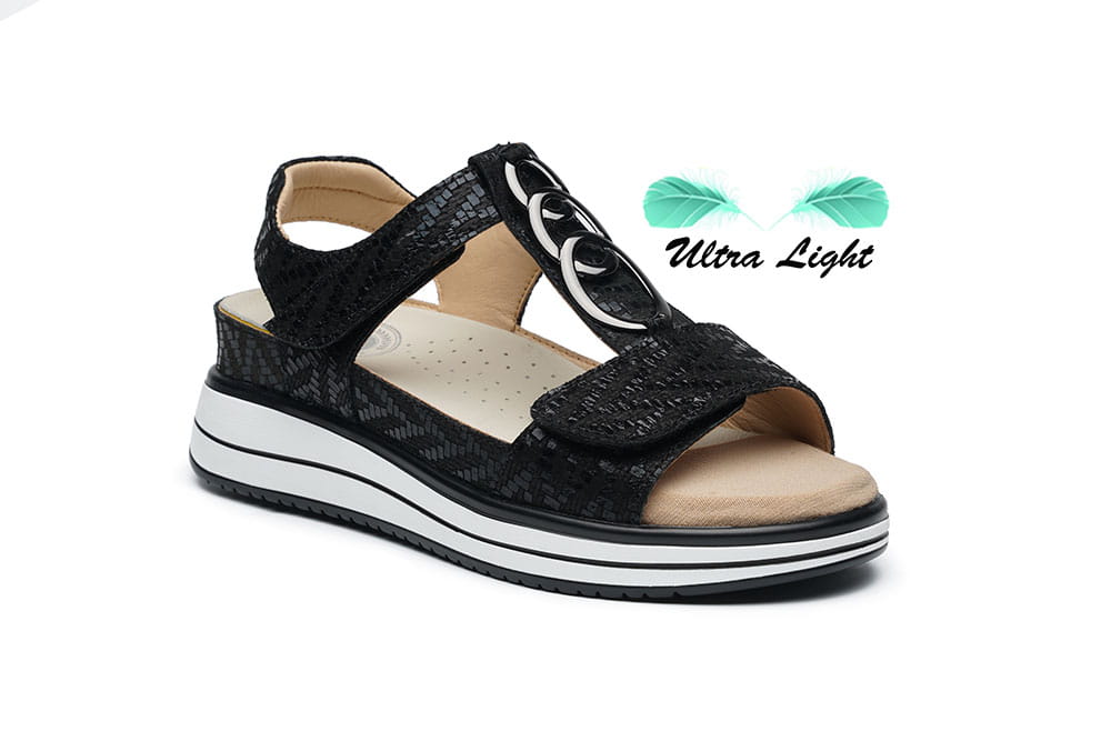 סנדלי נשים מעור עם רצועות סקוץ׳ וסוליה קלה במיוחד